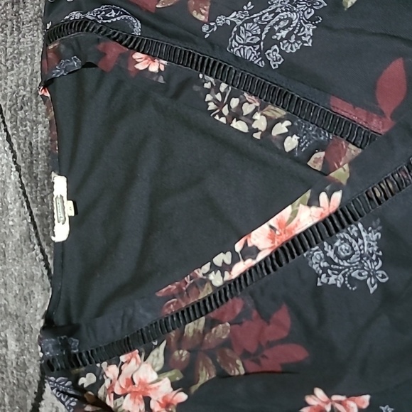 GIMMICKS BY BKE FLORAL DESIGN MESH OPEN SHOULDER V-NECK CROCHET DETAILS BLOUSE - Picture 2 of 12